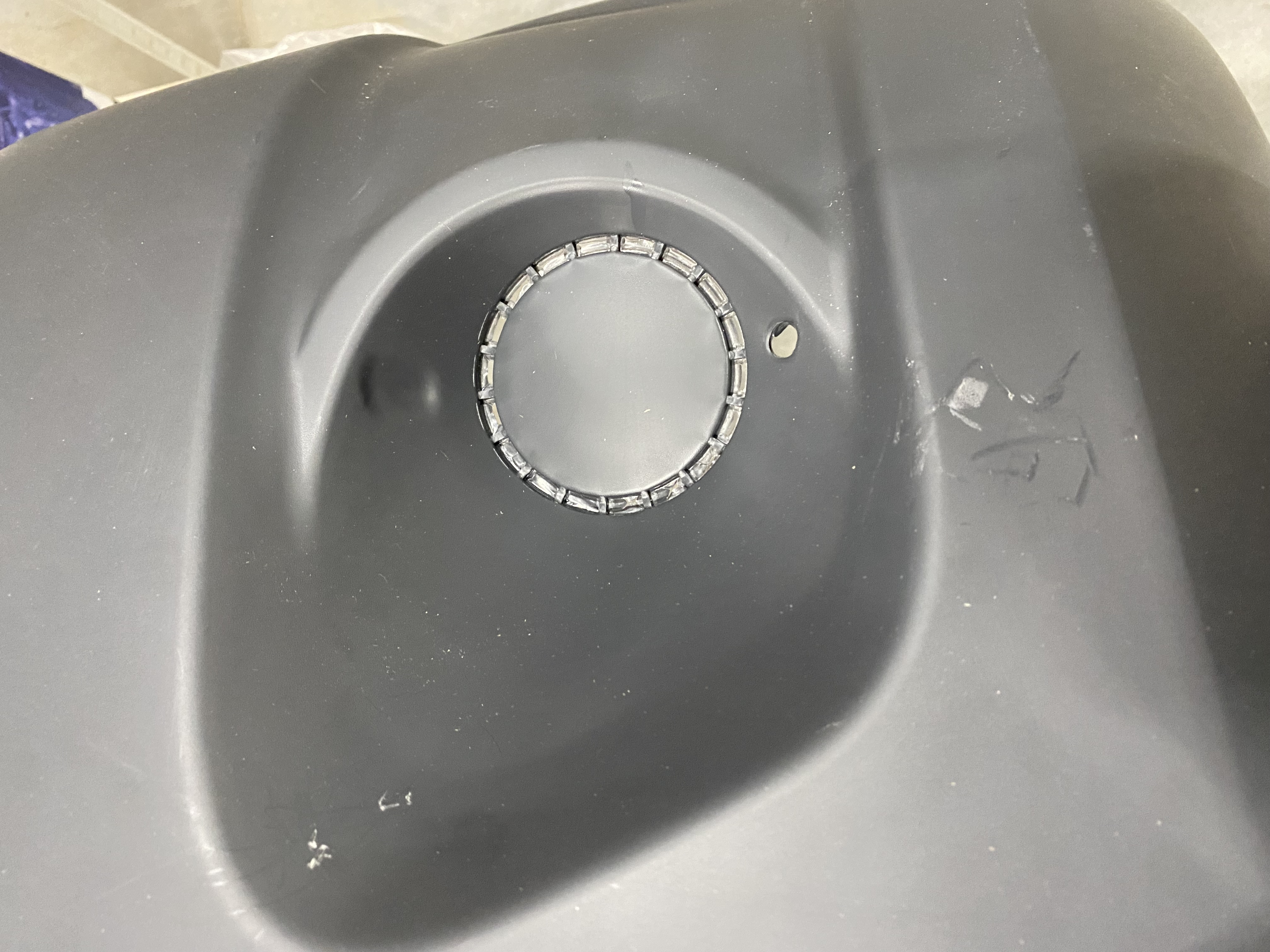 Уценка бампер без эмблемы, многочисленные царапины и потертости